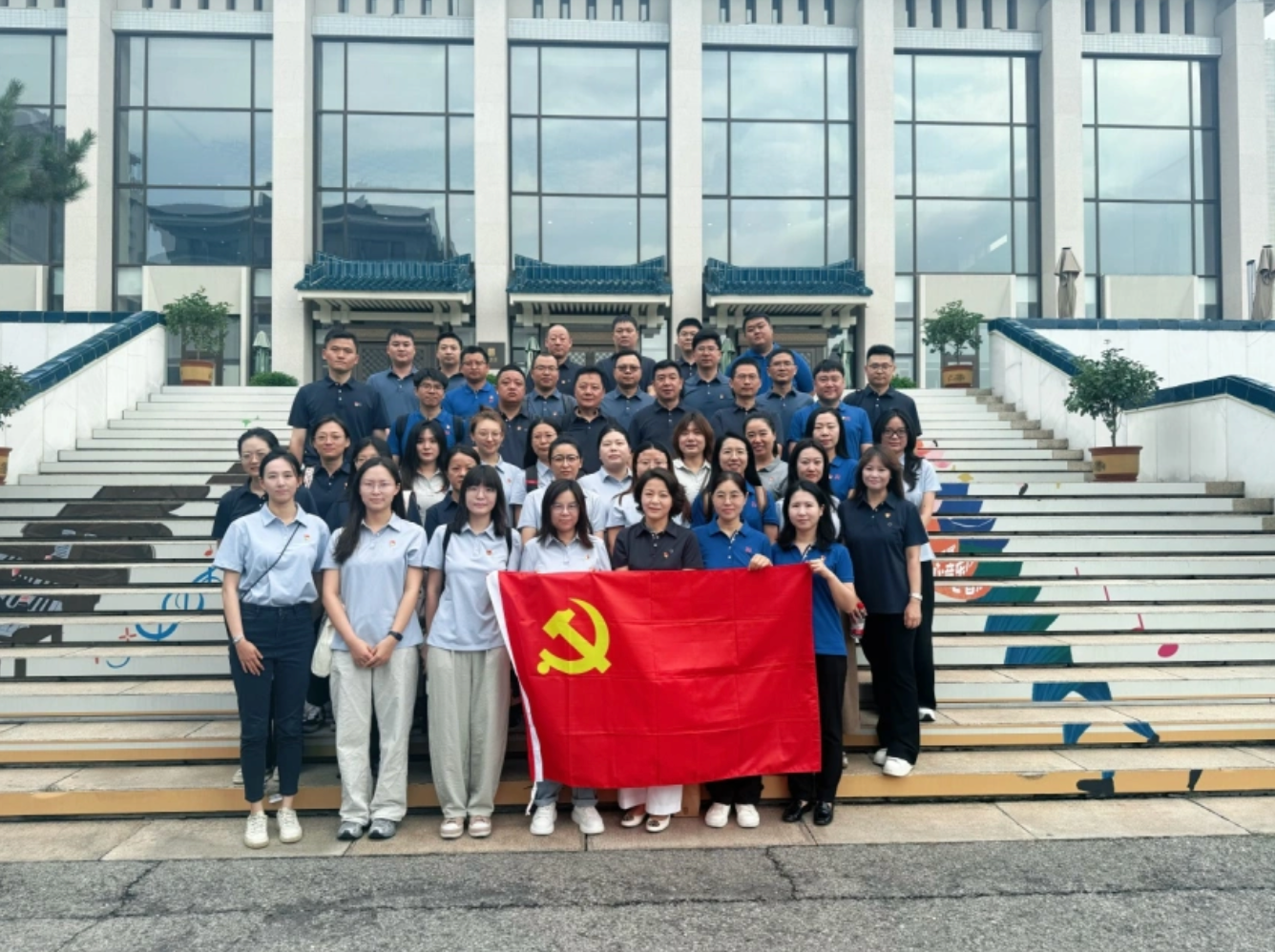 銘記歷史，砥礪前行—— 中建材信息各黨支部開(kāi)展《南京照相館》觀(guān)影活動(dòng)