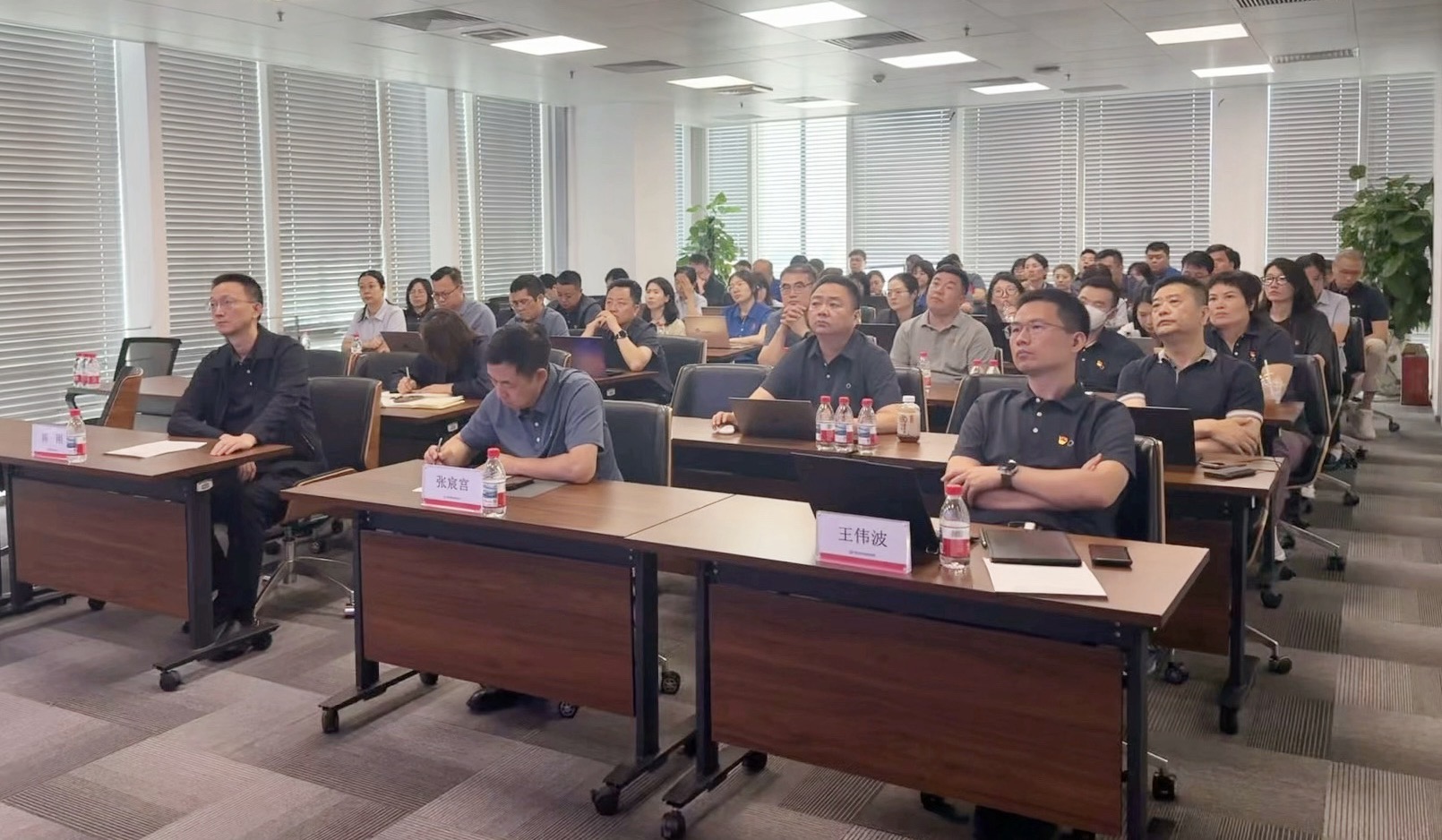 中建材信息黨總支召開(kāi)深入貫徹中央八項(xiàng)規(guī)定精神學(xué)習(xí)教育警示教育大會(huì)暨專(zhuān)題黨課